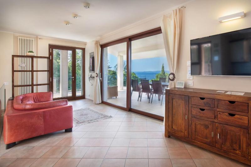 Villa Sybille With Pool And Lake View