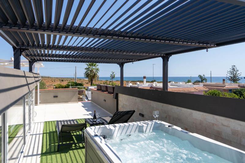 Villa Tea con piscina a pochi passi dal mare