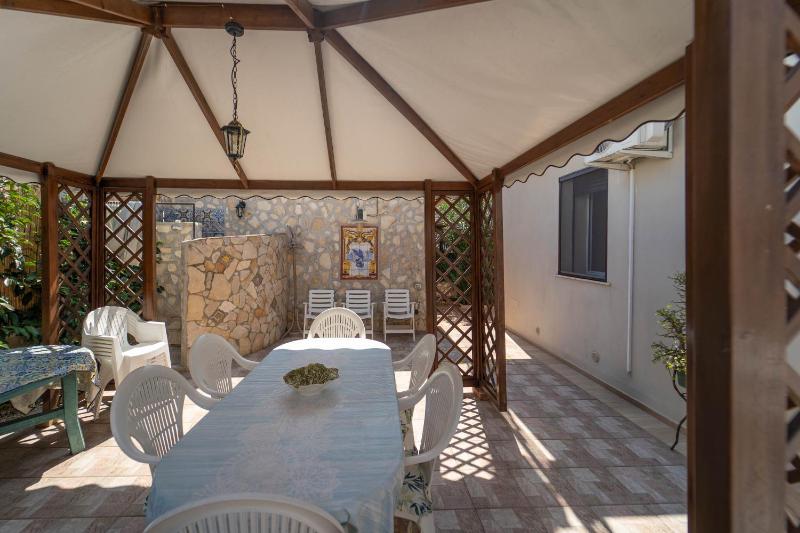 Villa Tea con piscina a pochi passi dal mare
