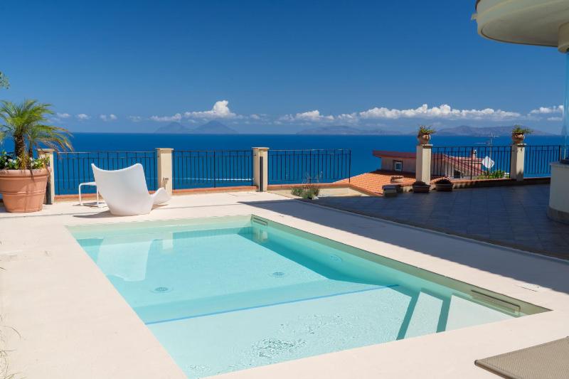 Villa Vale - with private pool and sea view