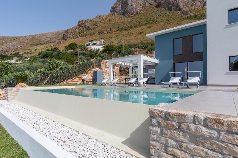 Villa vista mare con piscina a sfioro a Scopello