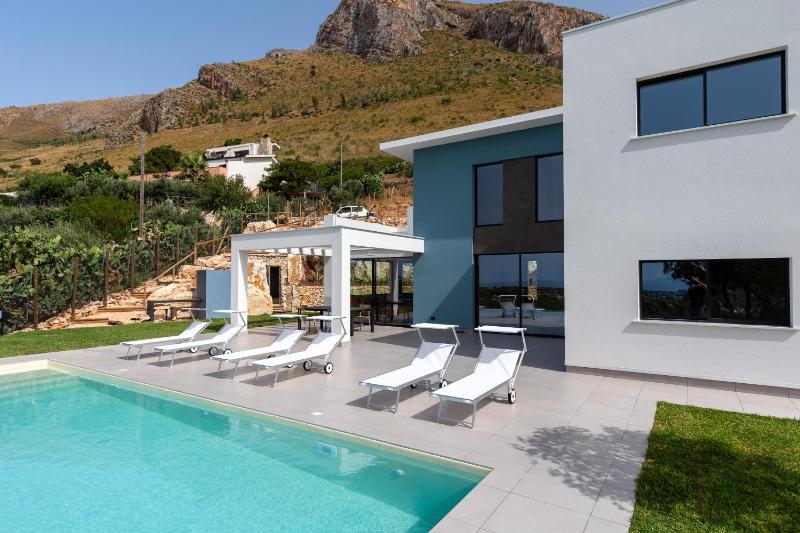 Villa vista mare con piscina a sfioro a Scopello