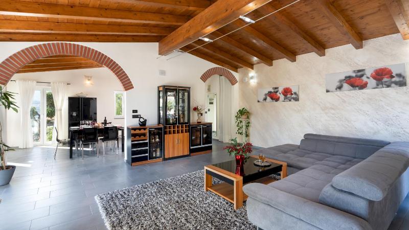 VILLA VITTORIO 6&2 Emma Villas