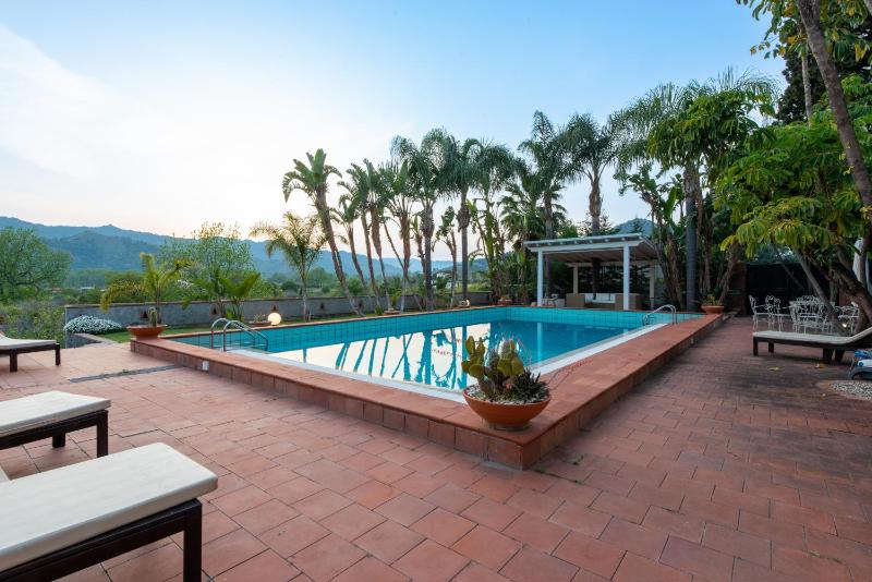 Villa with pool & jacuzzi