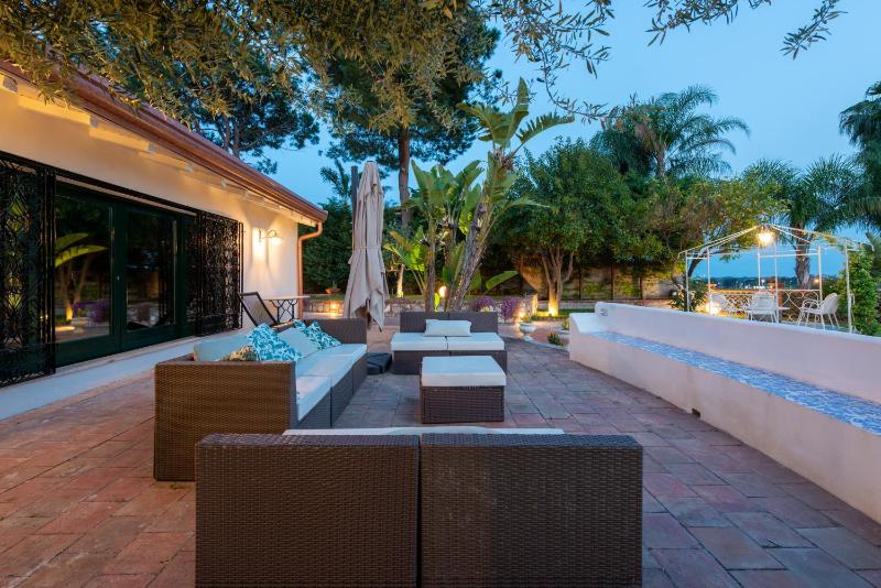 Villa with pool & jacuzzi