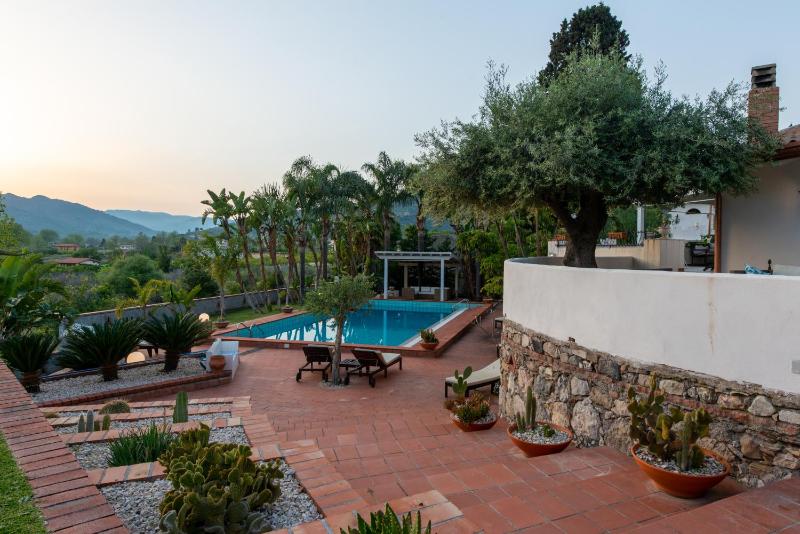 Villa with pool & jacuzzi
