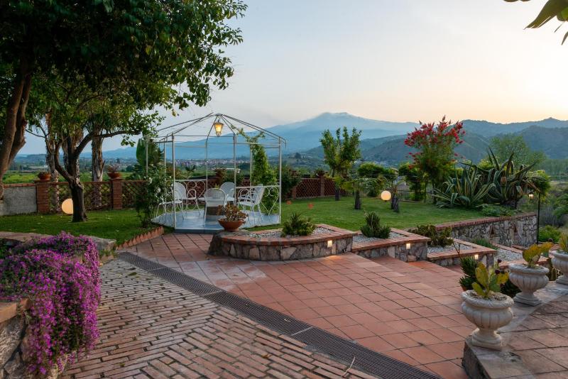 Villa with pool & jacuzzi