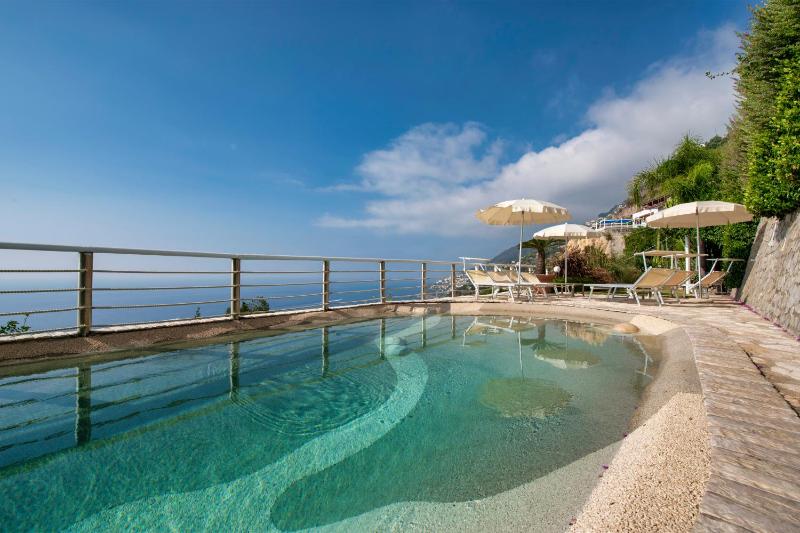 Wonderful villa with swimming pool overlooking the sea, 200 steps from the road