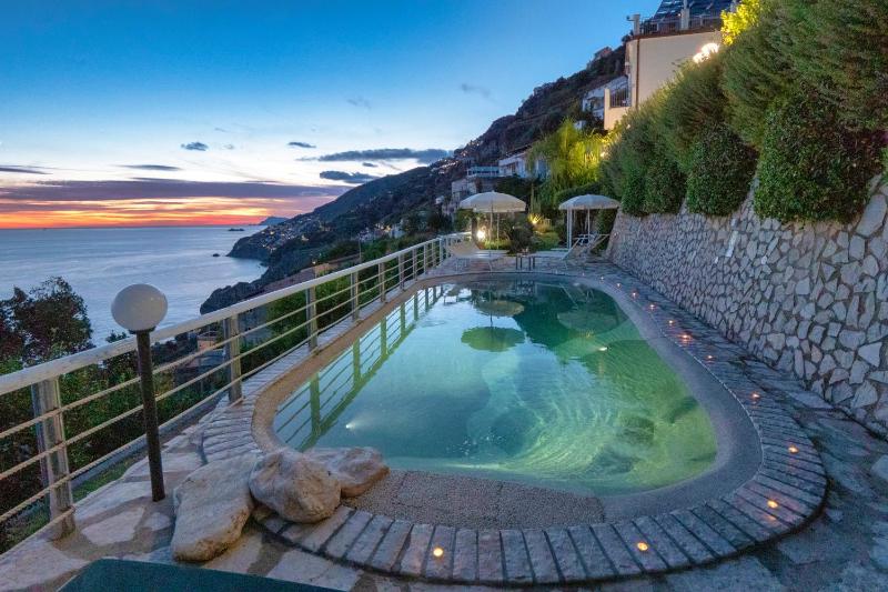 Wonderful villa with swimming pool overlooking the sea, 200 steps from the road