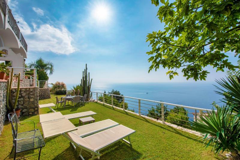 Wonderful villa with swimming pool overlooking the sea, 200 steps from the road