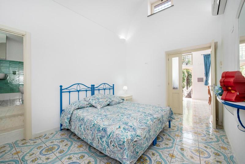 Wonderful villa with swimming pool overlooking the sea, 200 steps from the road