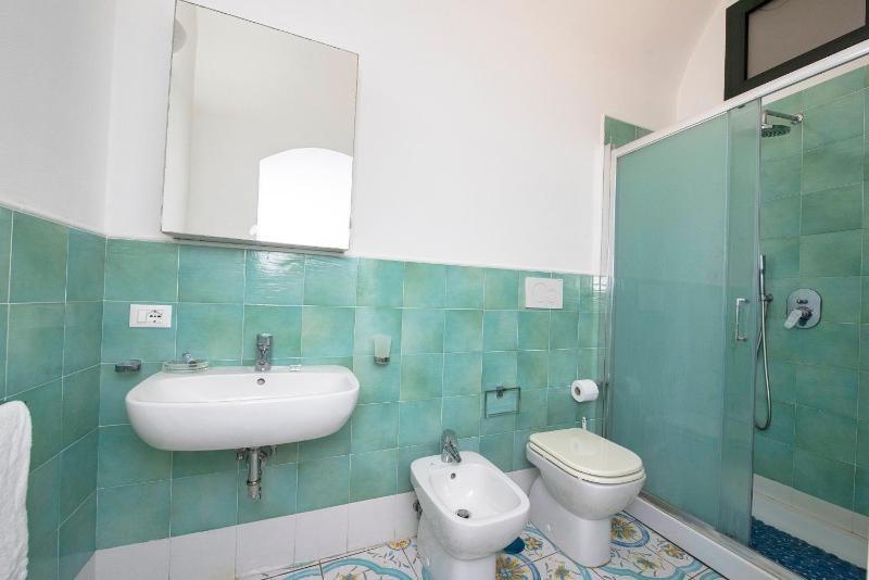 Wonderful villa with swimming pool overlooking the sea, 200 steps from the road