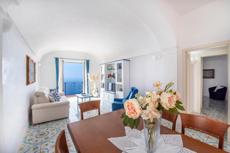 Wonderful villa with swimming pool overlooking the sea, 200 steps from the road