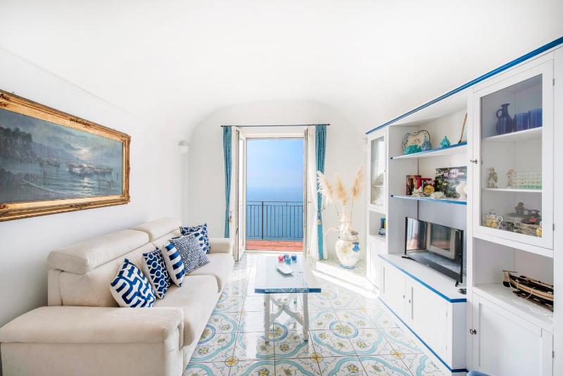 Wonderful villa with swimming pool overlooking the sea, 200 steps from the road