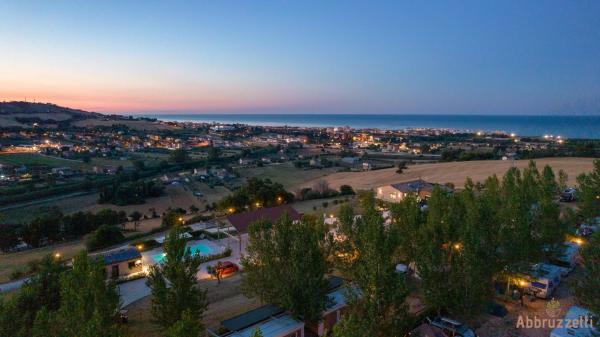Agricampeggio Abbruzzetti - camping con piscina in Marche