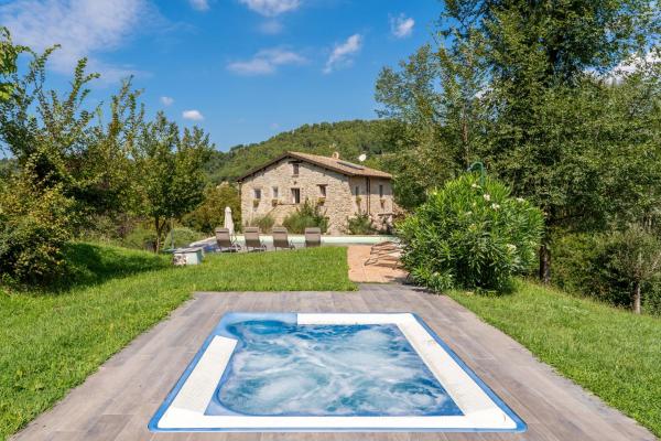CASALE SANTA CATERINA Jacuzzi and Pool - villa con piscina privata in Umbria CASALE SANTA CATERINA Jacuzzi and Pool - villa con piscina privata in Umbria