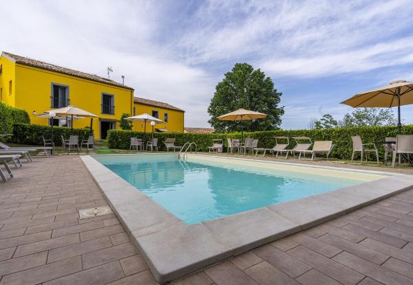 L'Olmo di Casigliano - agriturismo con piscina in Marche L'Olmo di Casigliano - agriturismo con piscina in Marche