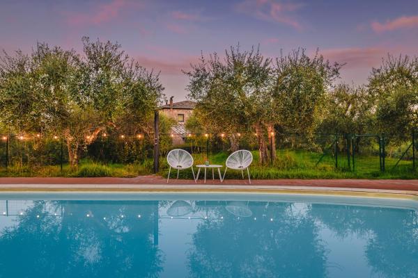 Podere Mencoini, stylish villa with private pool and olive garden - villa con piscina privata​ in Toscana