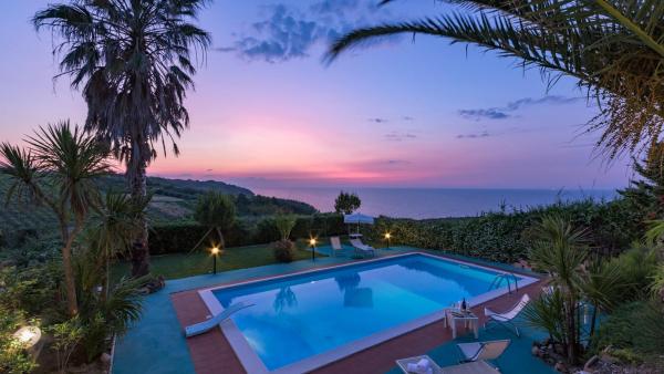 RIPARI DI GIOBBE 6&2, Emma Villas - villa con piscina privata in Abruzzo RIPARI DI GIOBBE 6&2, Emma Villas - villa con piscina privata in Abruzzo