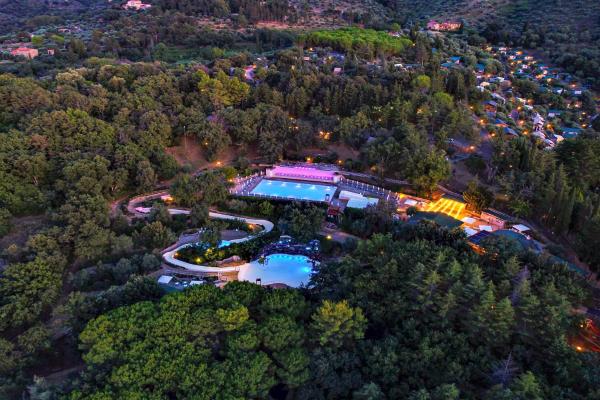 Vallicella Glamping Resort - camping con piscina in Toscana